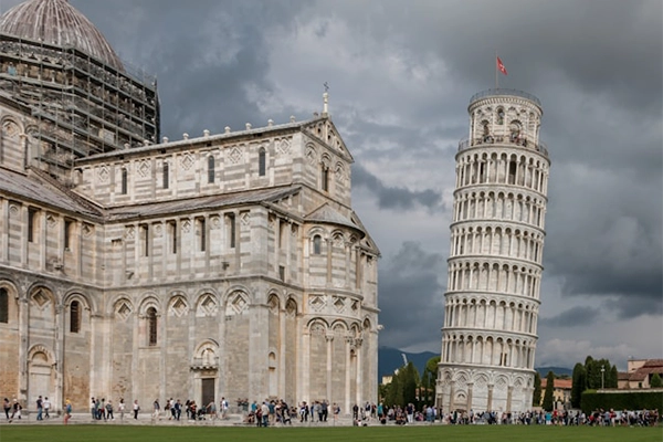 The Leaning Tower of Pisa under a cloudy sky.